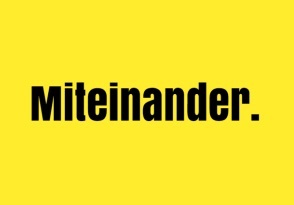 In diesem rechteckigen gelben Bild ist ein Wort geschrieben.
Darauf steht in schwarzer Schrift 